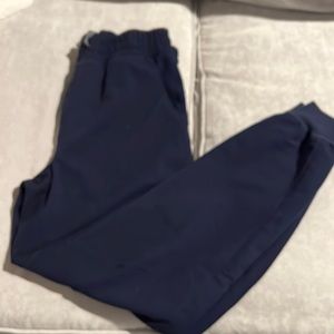 Scrub joggers with zipper pocket